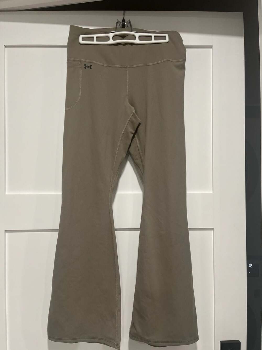 Under Armour Women's Meridian Flare Pants Size Large Taupe